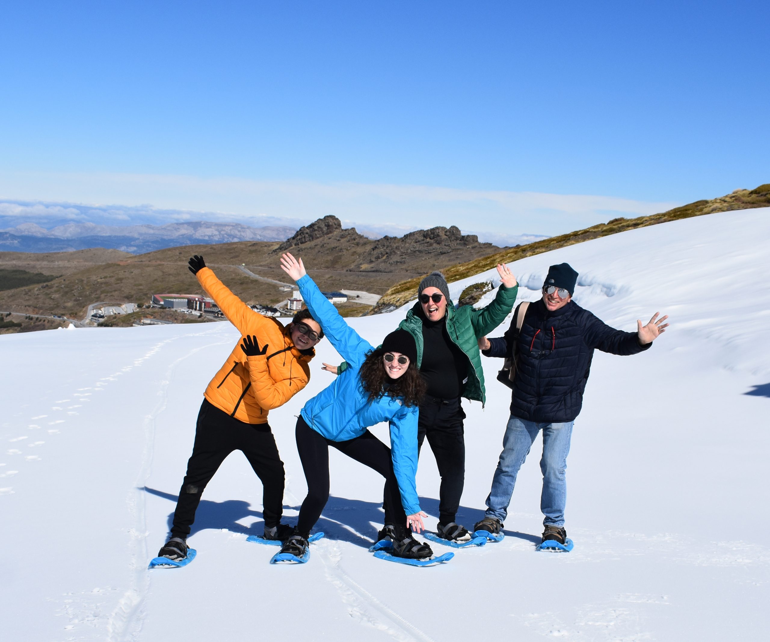 Personas posando con raquetas de nieve