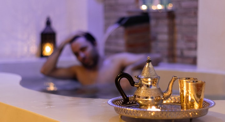 Persona en baño árabe