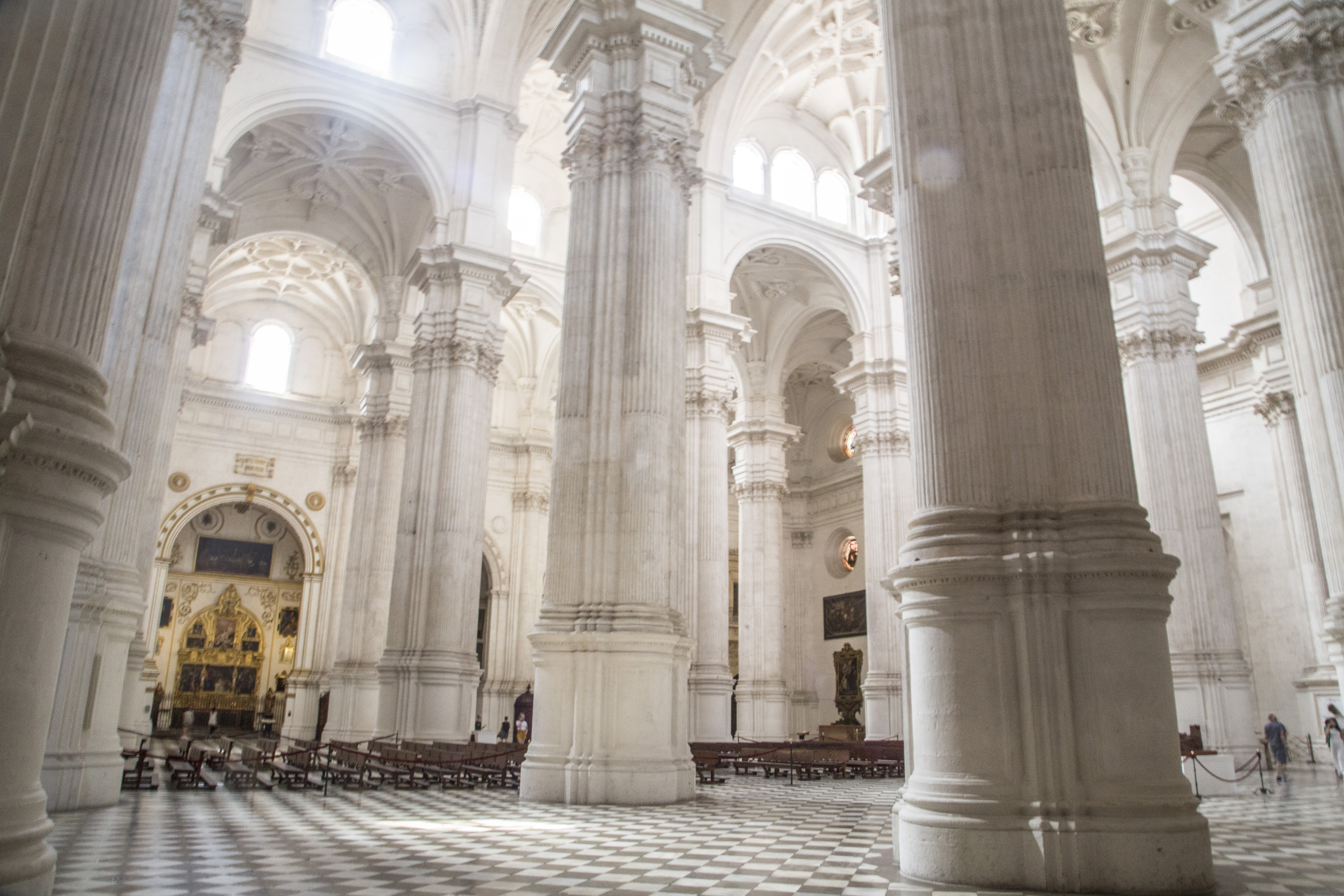 Columnas en nave interior de la catedral