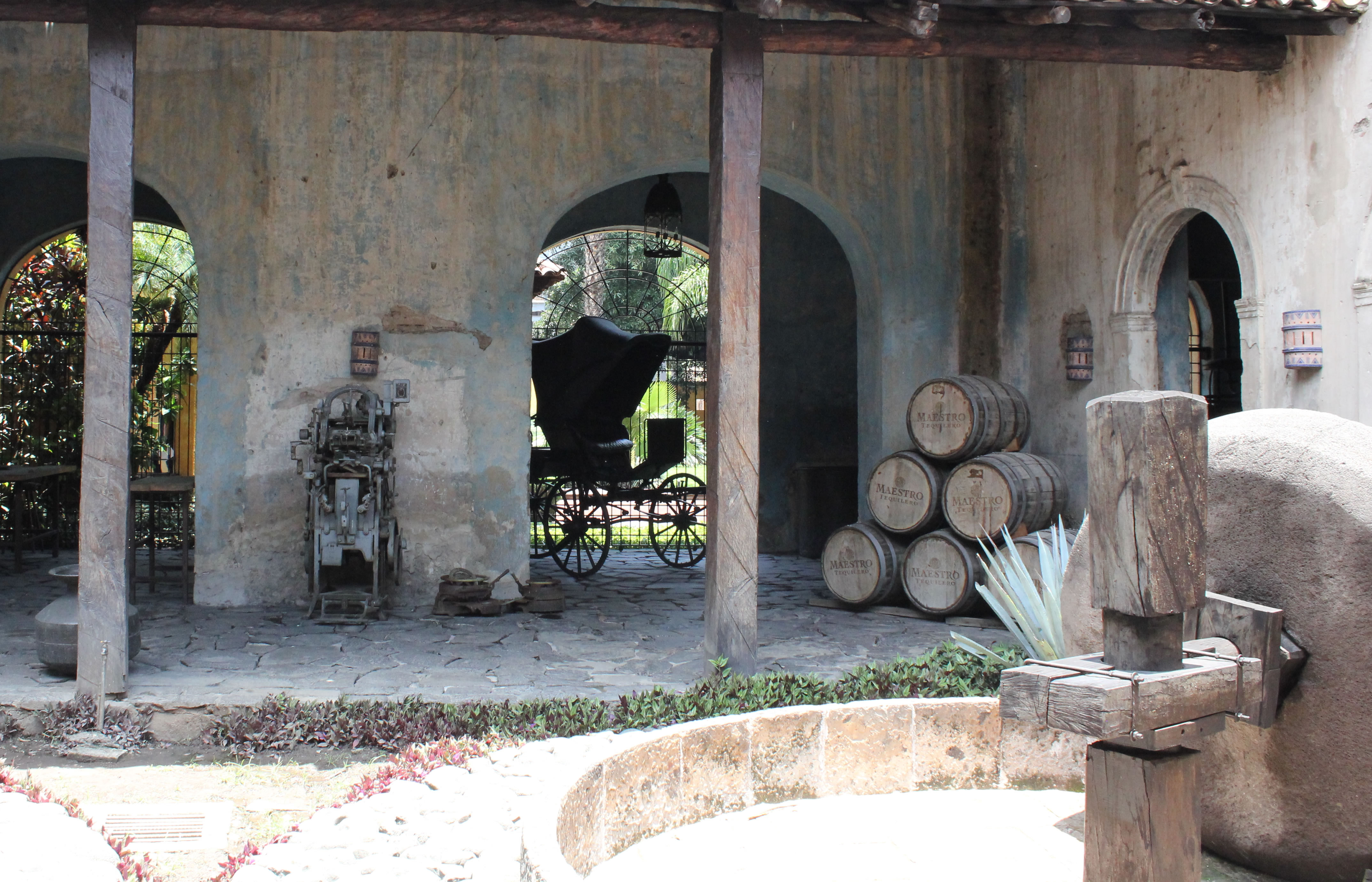Palenque y alambique de tequila