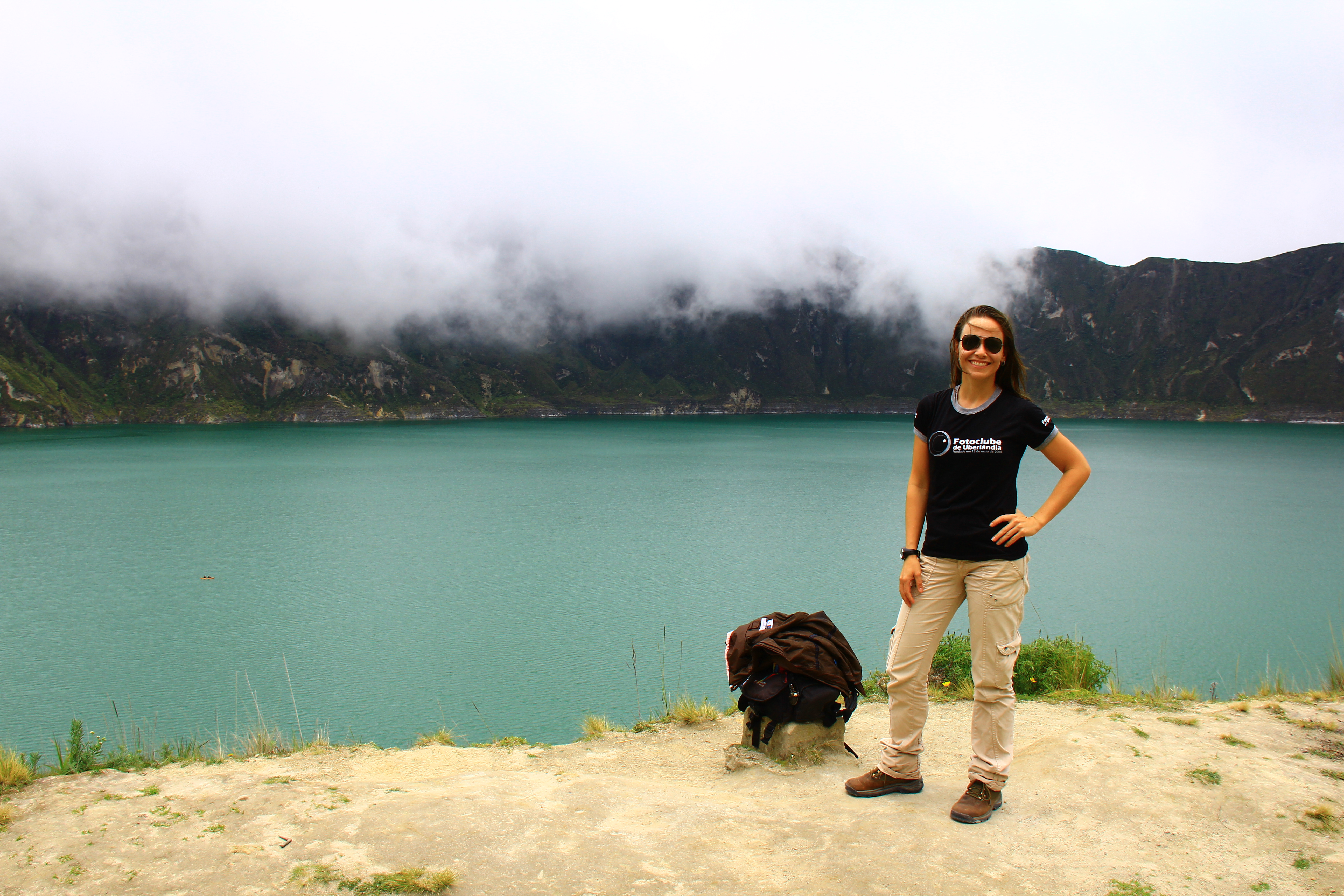 Persona en orilla de laguna