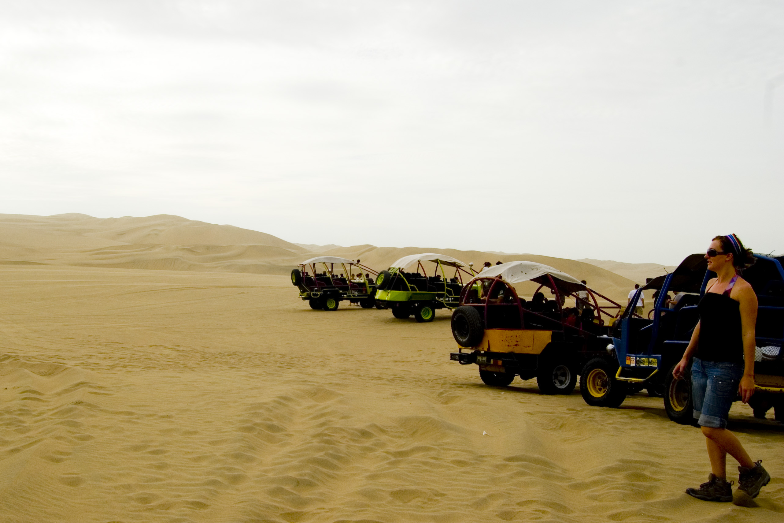 Persona junto a buggies