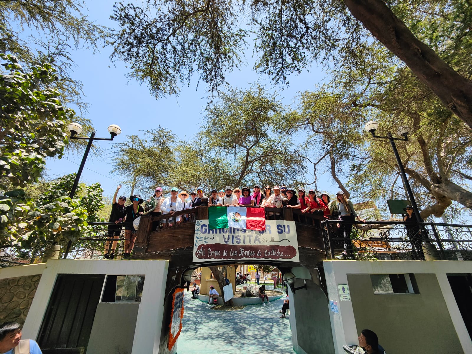 Personas en el centro de Ica