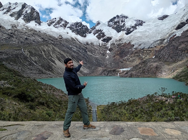 Persona frente a Laguna Rocotuyoc