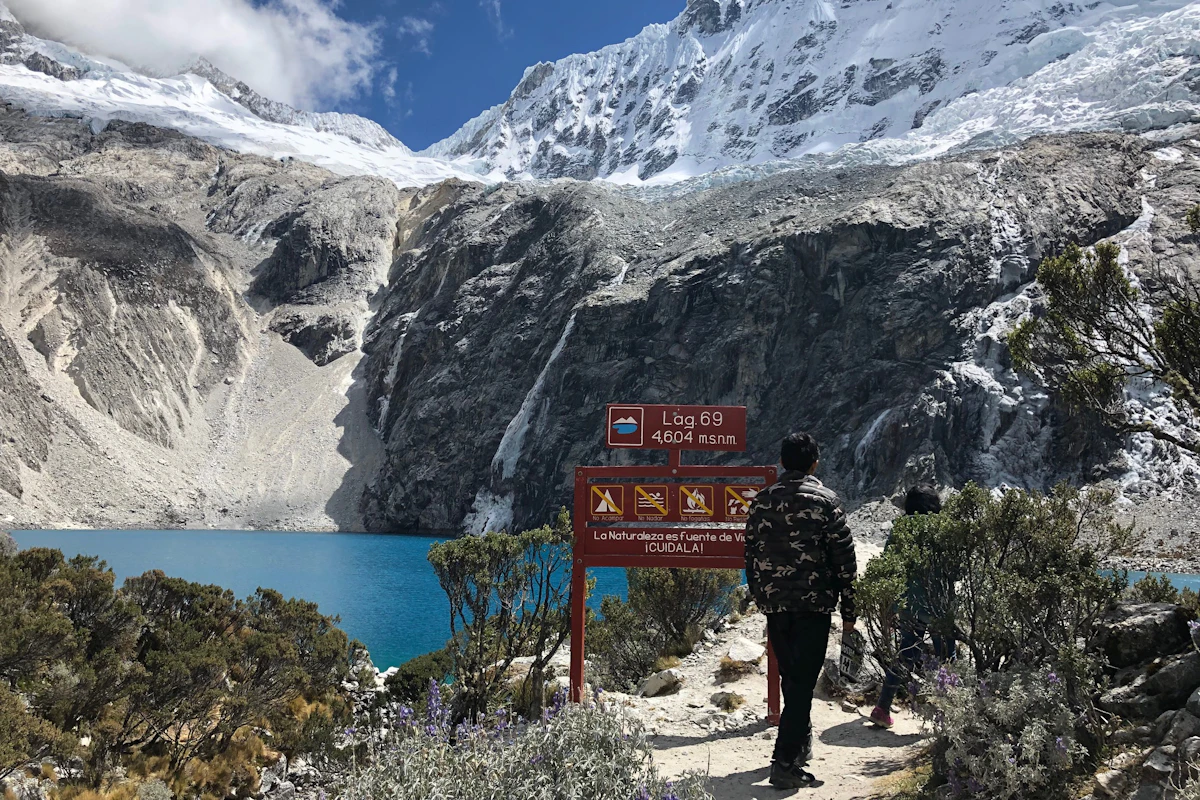 Caminata hacia la laguna 69 Caminata hacia la laguna 69