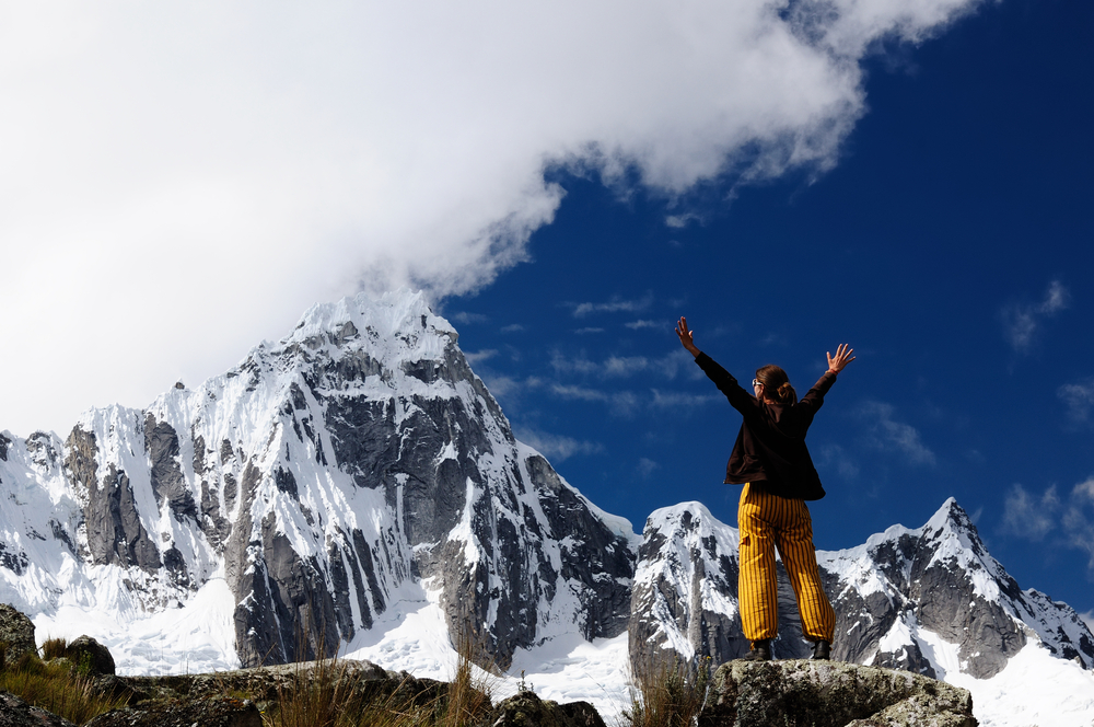 Mujer en la montaña Santa Cruz en Perú