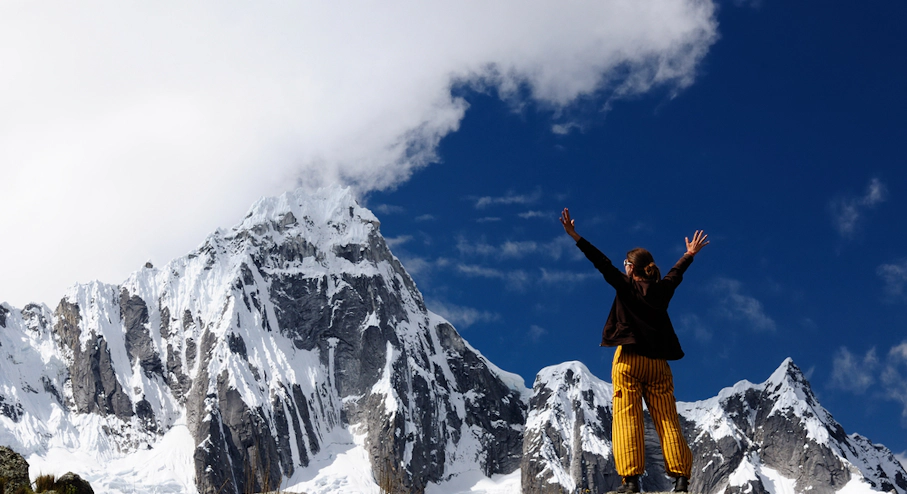 Trekking Santa Cruz (4 días) en Huaraz Mujer en la montaña Santa Cruz en Perú