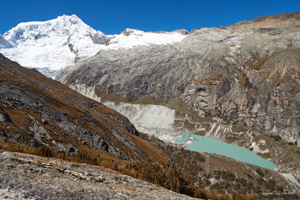 Montañas en Laguna Llaca