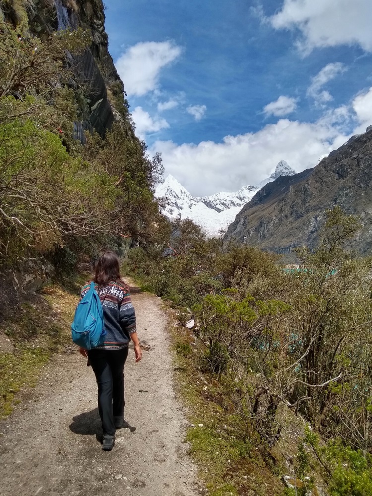 Mujer Caminando en Trekking Laguna Paron