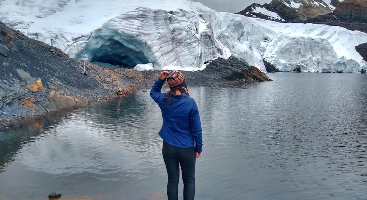 Mujer en la Base del Nevado Pastoruri