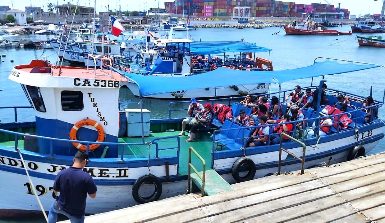 Embarcación con turistas Nomades