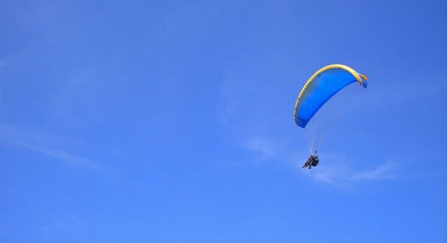 Persona en vuelo biplaza parapente en Iquique.