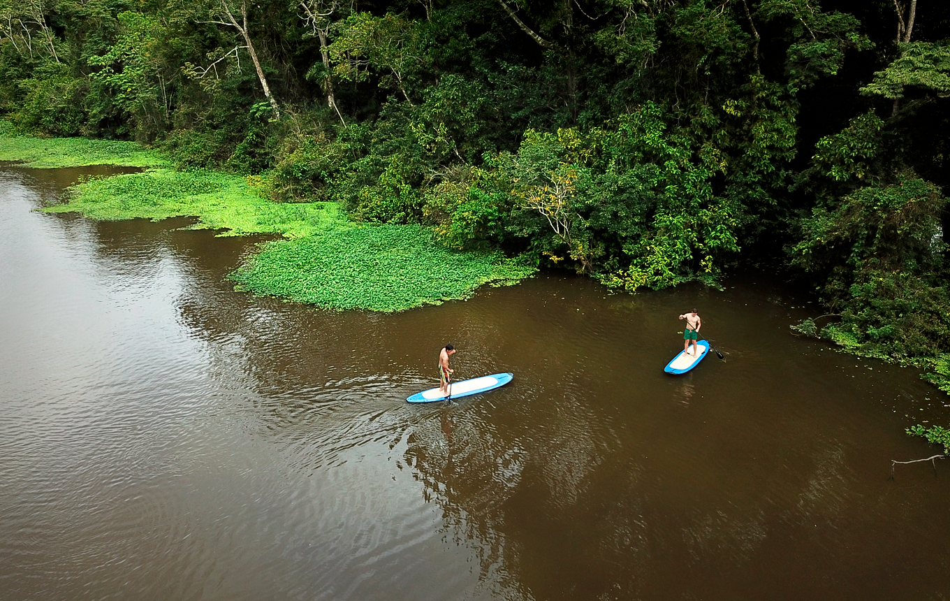 Personas haciendo stand up paddle