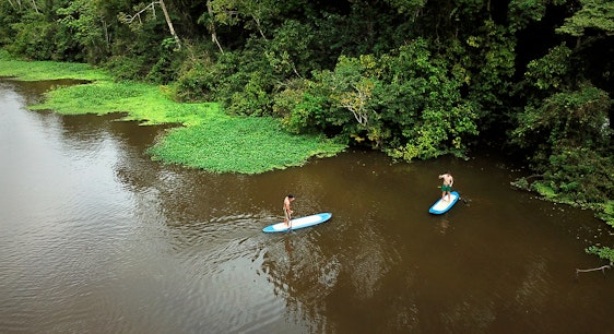 Personas haciendo stand up paddle