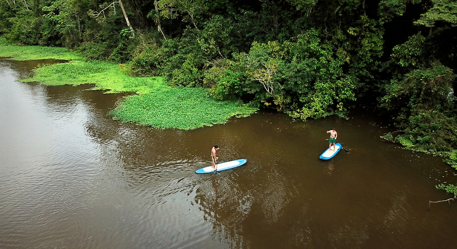 Personas haciendo stand up paddle