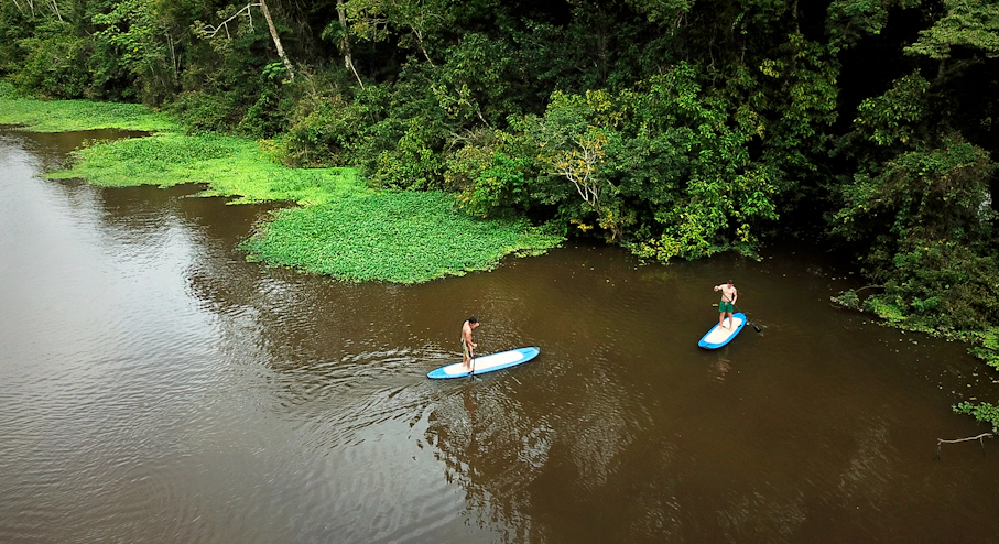 Foto Amazonía Lodge Muyuna (3 días) en Iquitos Personas haciendo stand up paddle