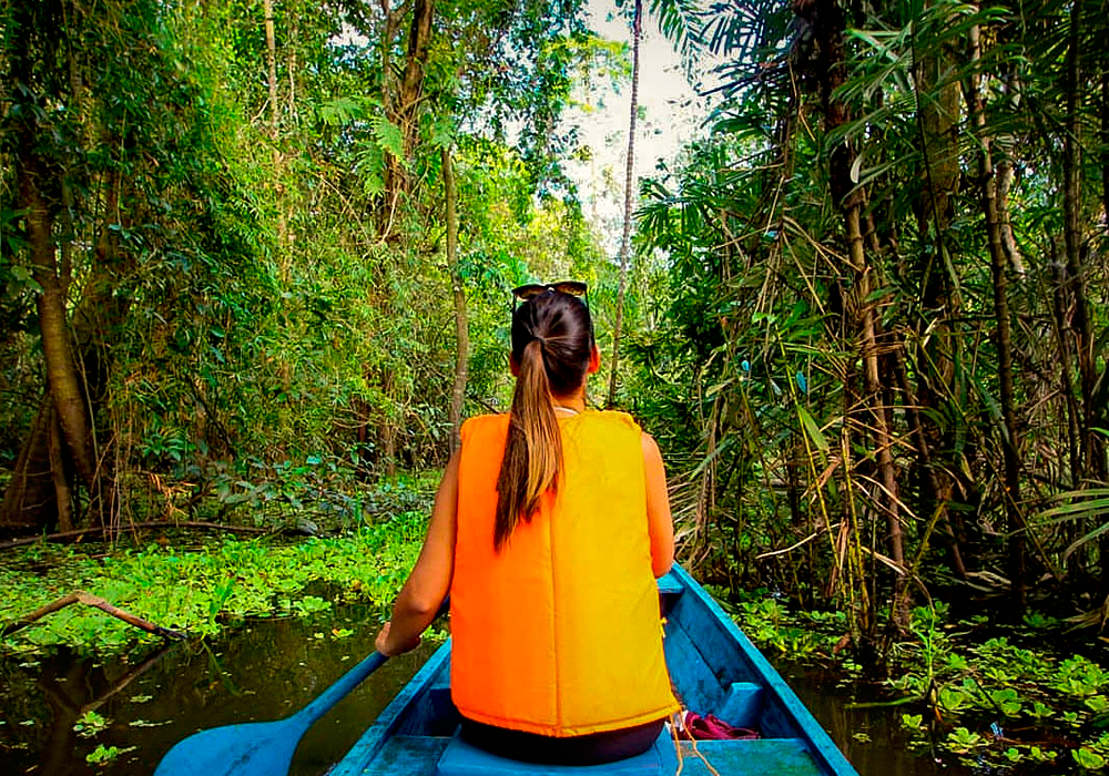 Persona remando en canoa