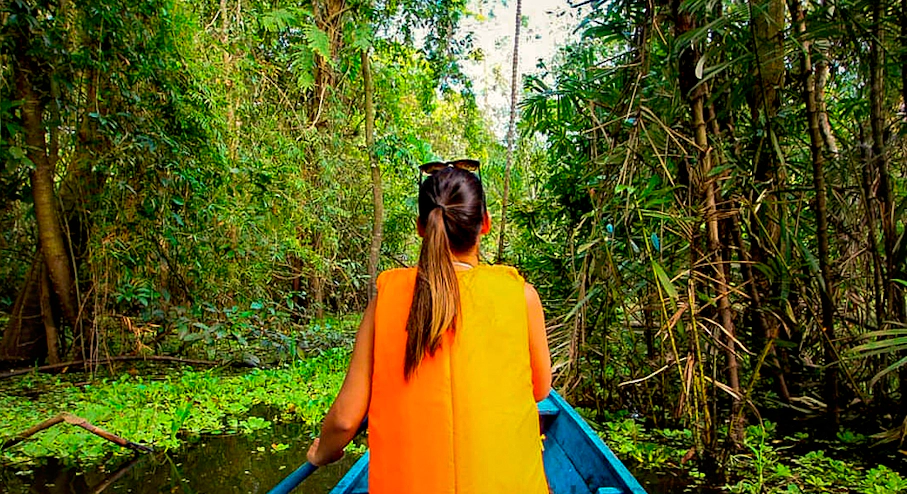 Foto Amazonía Lodge Muyuna (4 días) en Iquitos Persona remando en canoa