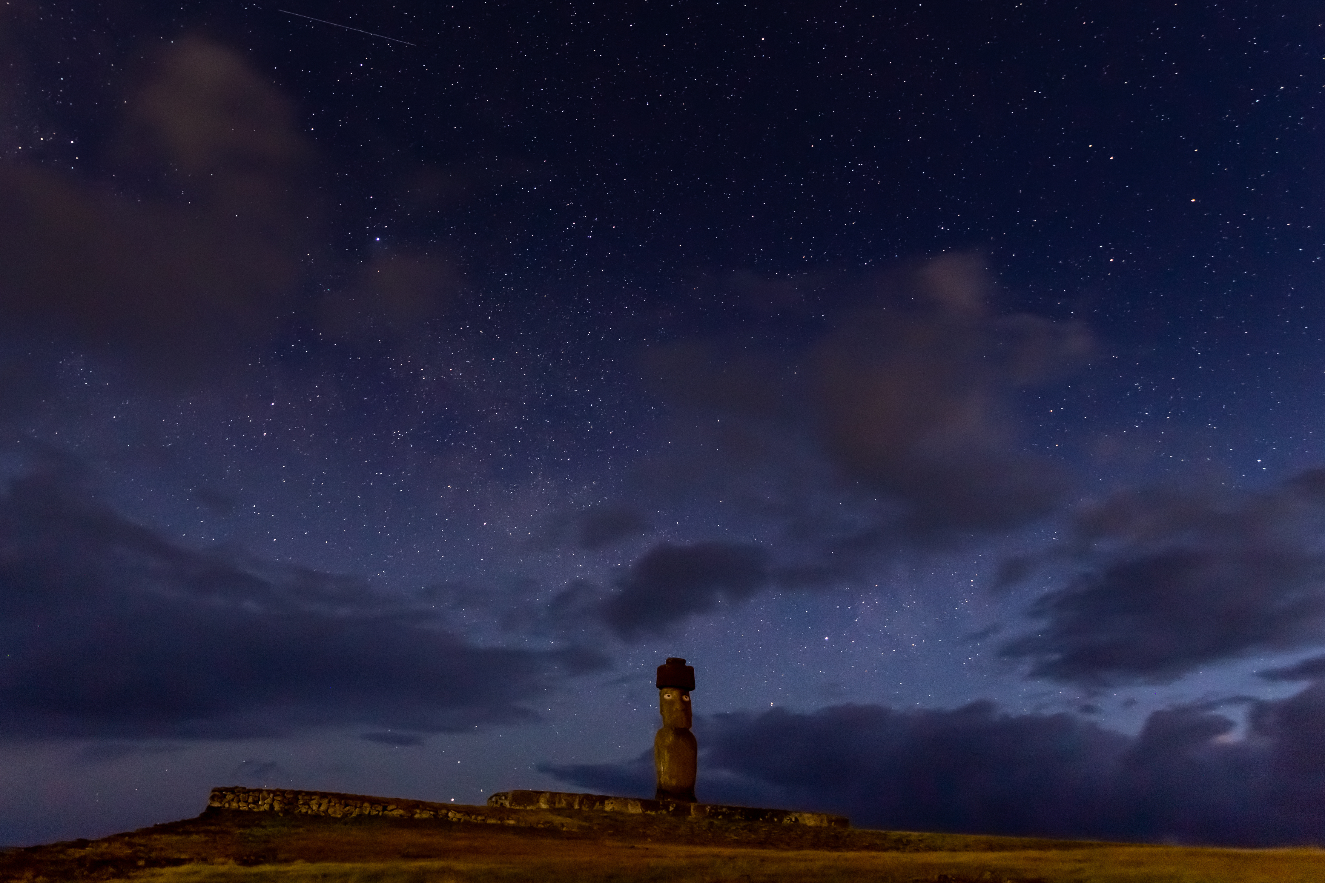 Moái bajo el cielo estrellado