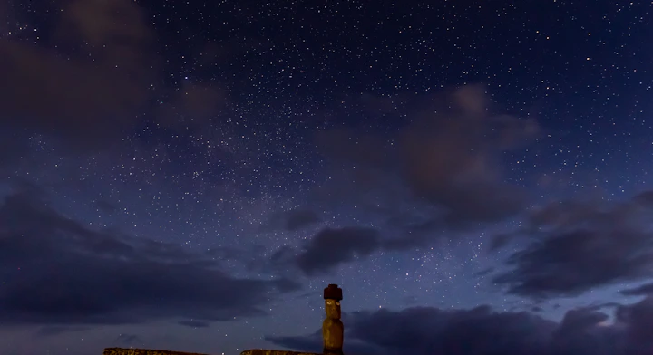 Moái bajo el cielo estrellado