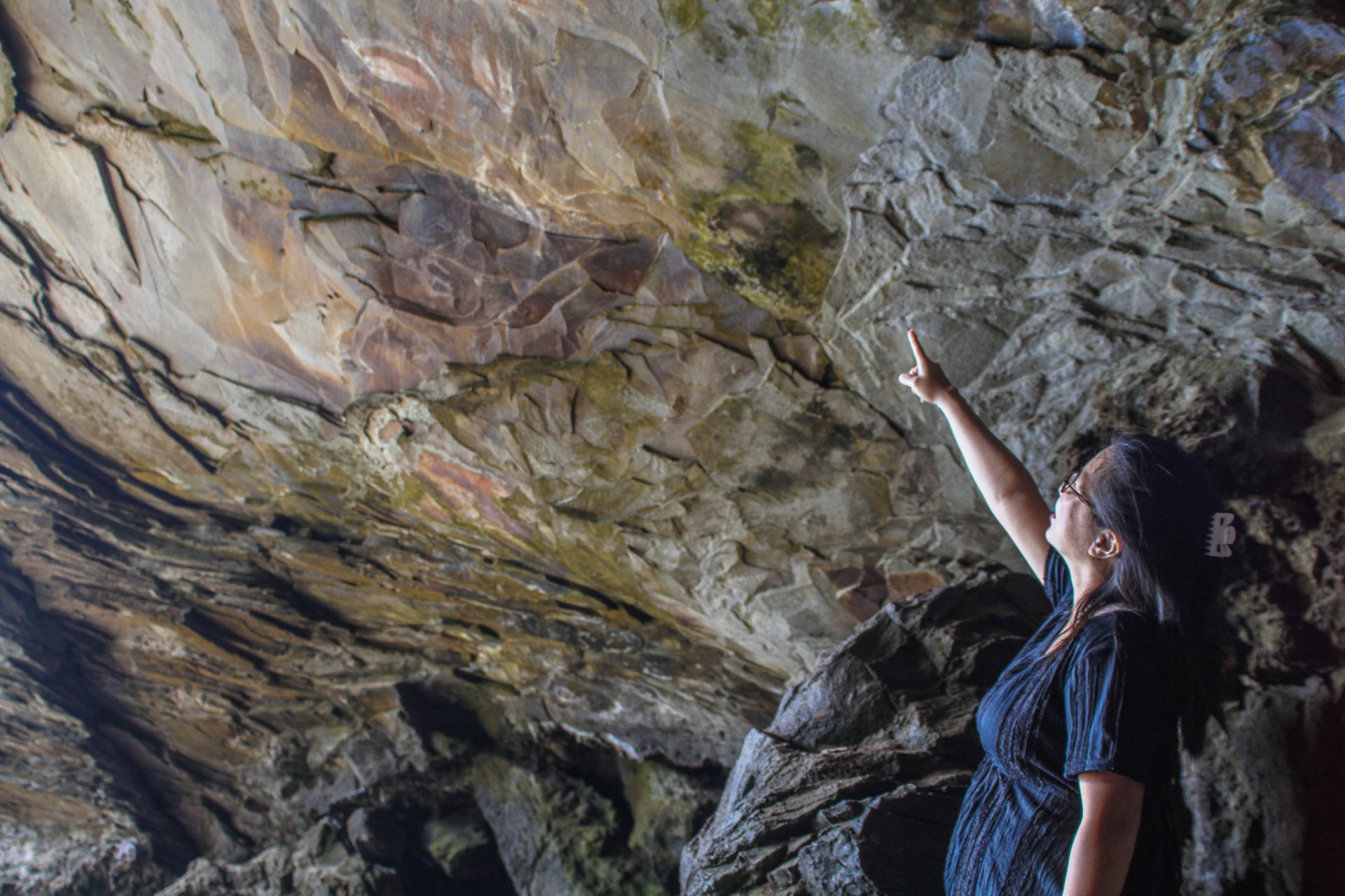 Persona viendo pinturas rupestres