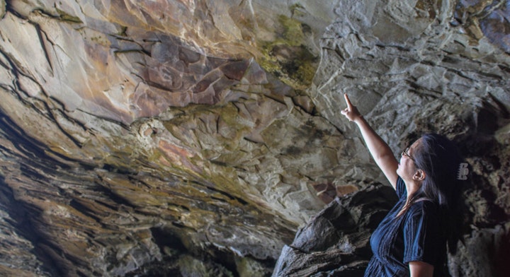 Persona viendo pinturas rupestres