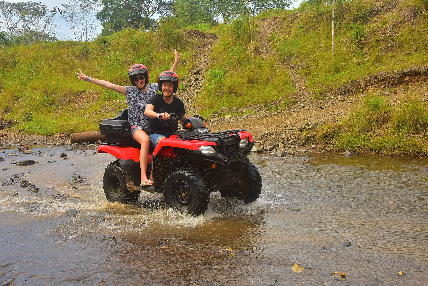 Hombre y mujer en cuadrimoto
