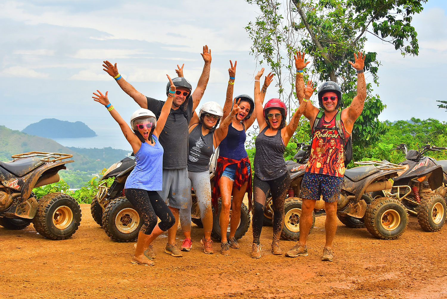 Personas levantando los brazos