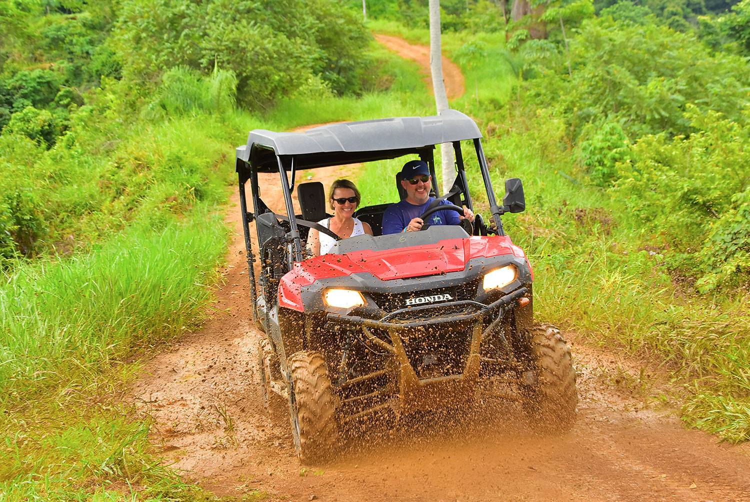 Pareja manejando buggy