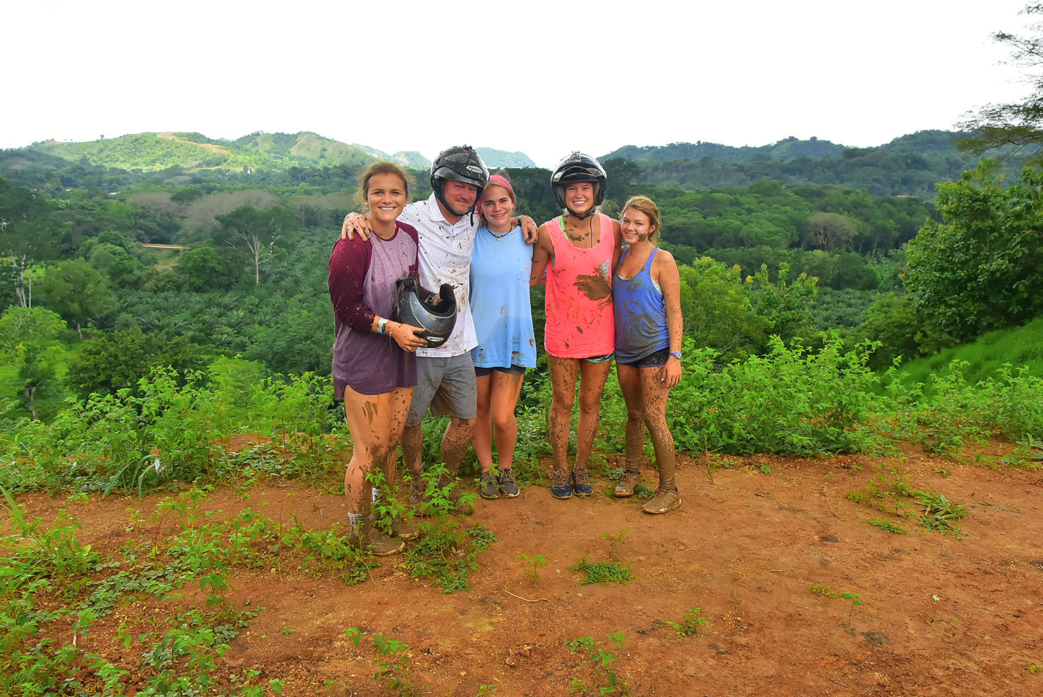 Grupo de personas con selva de fondo