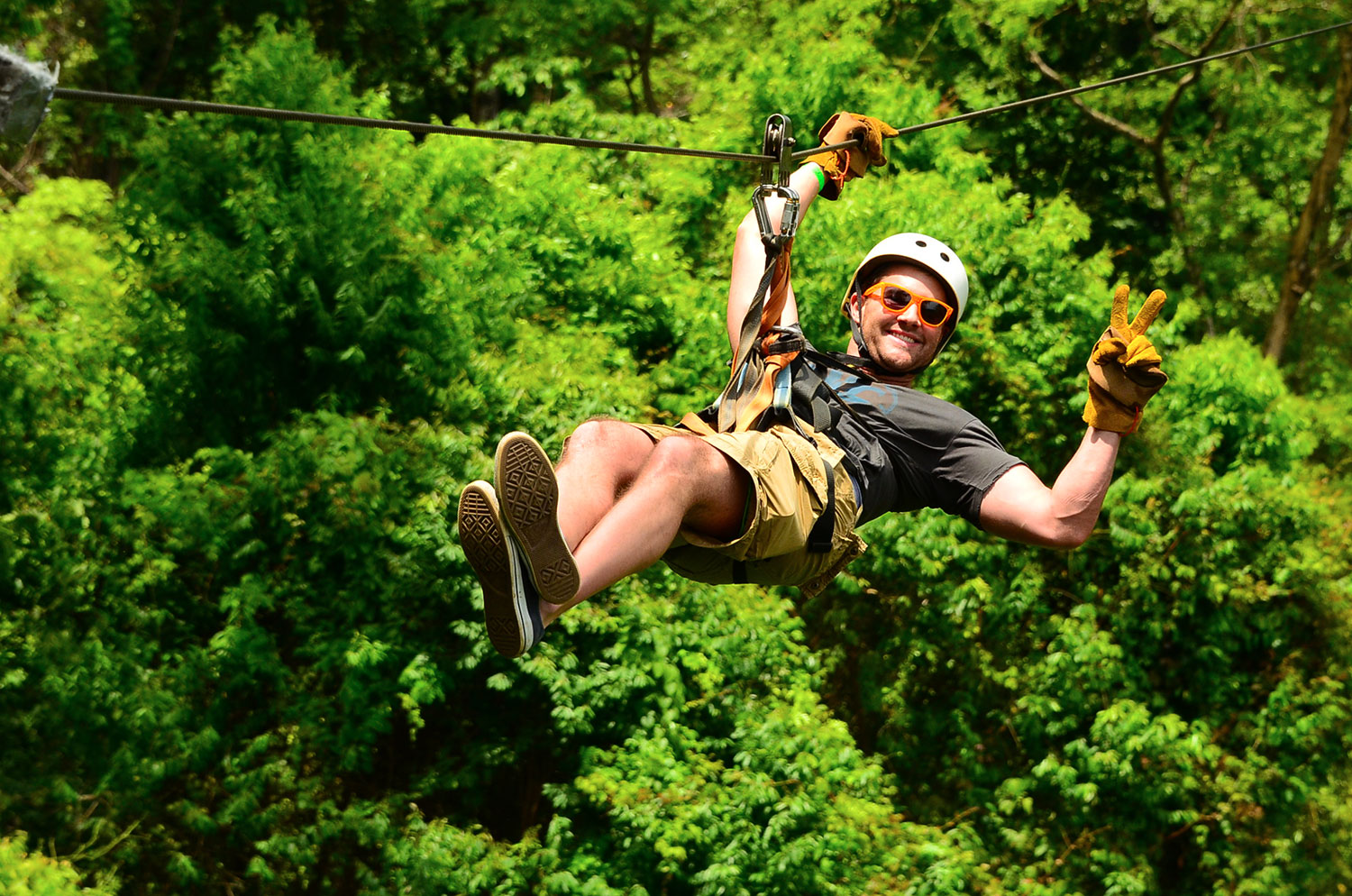 Hombre haciendo zipline