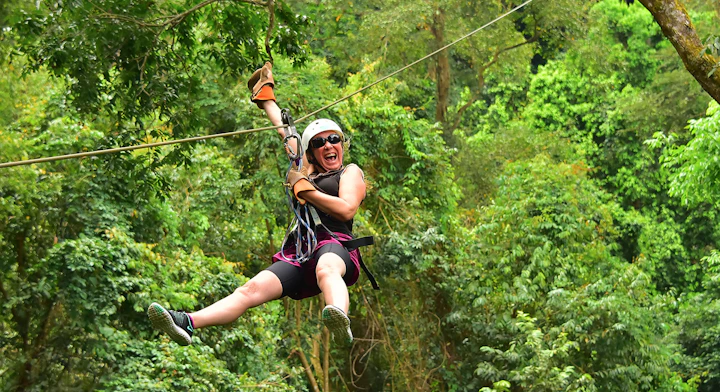 Mujer haciendo zipline