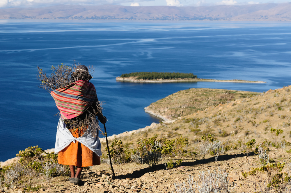 Señora en la isla del sol en Bolivia
