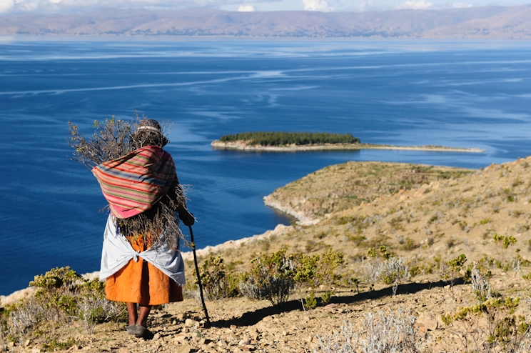 Señora en la isla del sol en Bolivia