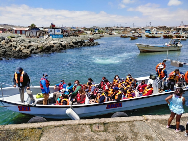 Embarcación para el tour avistamiento ballenas en Chañaral