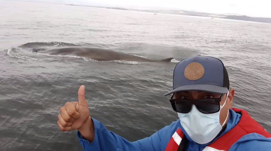 Selfie del guía en avistamiento de ballenas