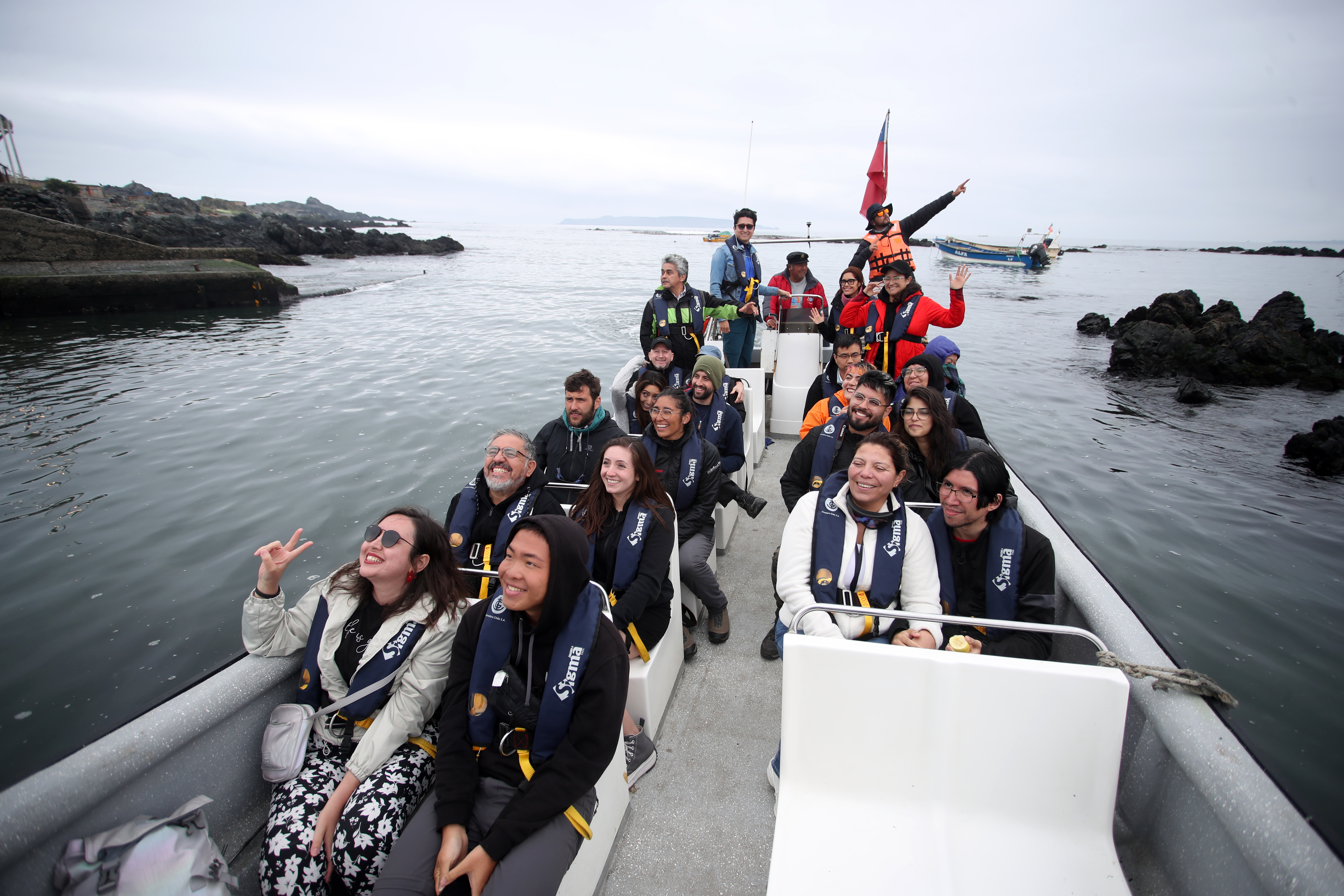Turistas Nomades en embarcación para avistamiento de ballenas
