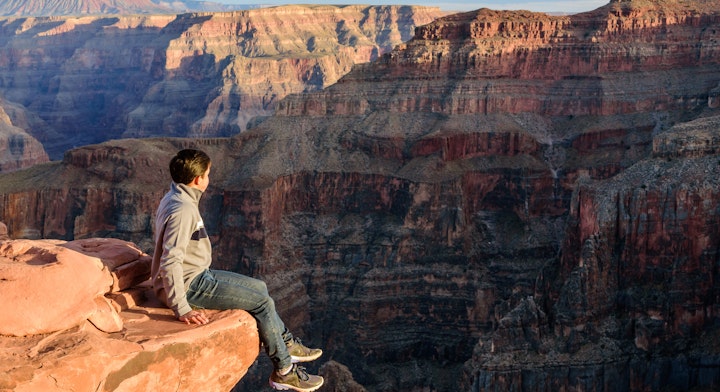 Hombre observando el Gran Cañón
