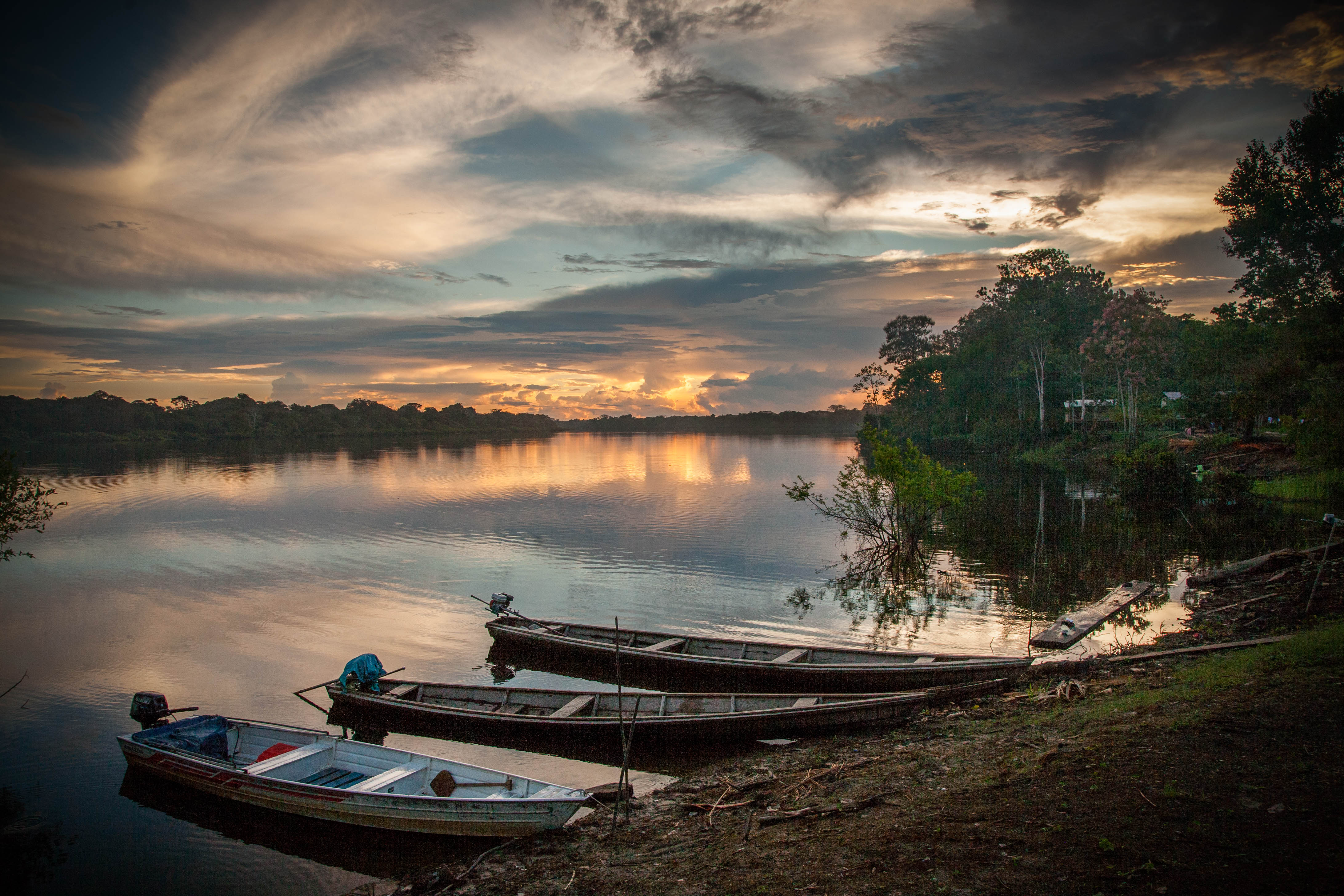 Atardecer en el río Amazonas