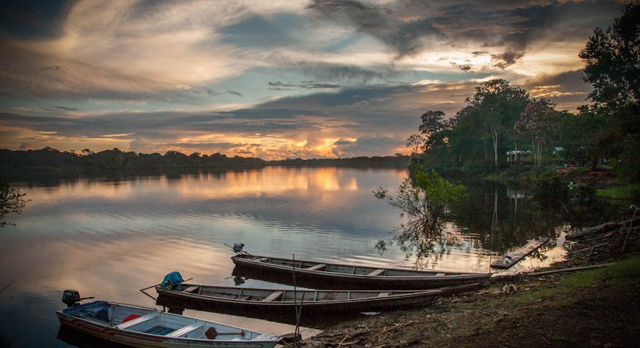 Atardecer en el río Amazonas