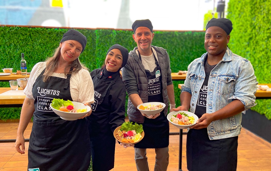 Personas mostrando preparaciones