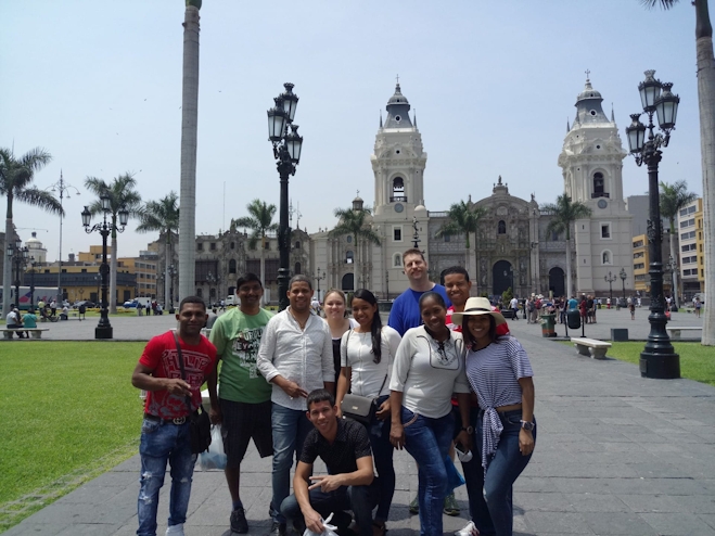 Personas en plaza de Lima