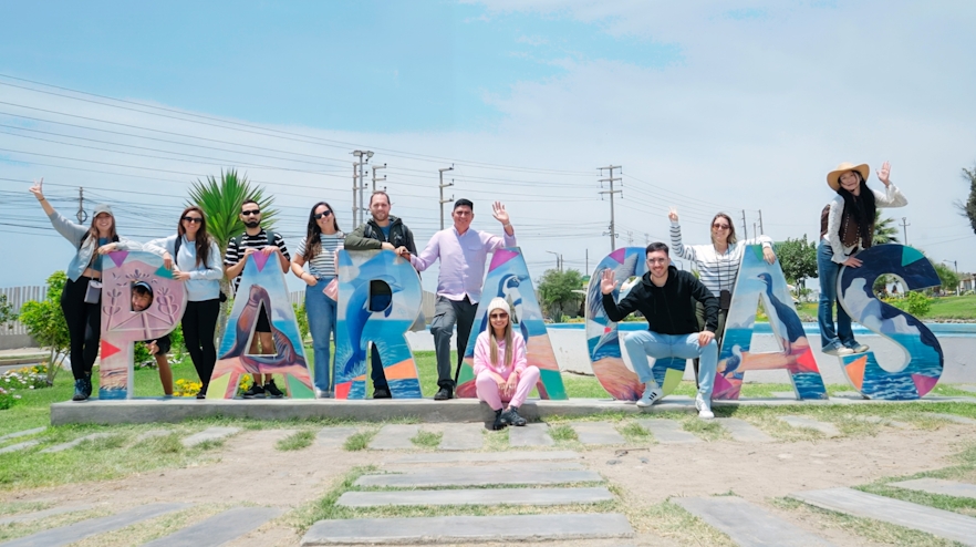 Personas frente letras Paracas