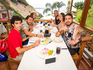 Imagen Huariques y Miraflores en Bicicleta en Lima Personas compartiendo la mesa en Lima
