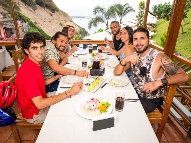 Personas compartiendo la mesa en Lima