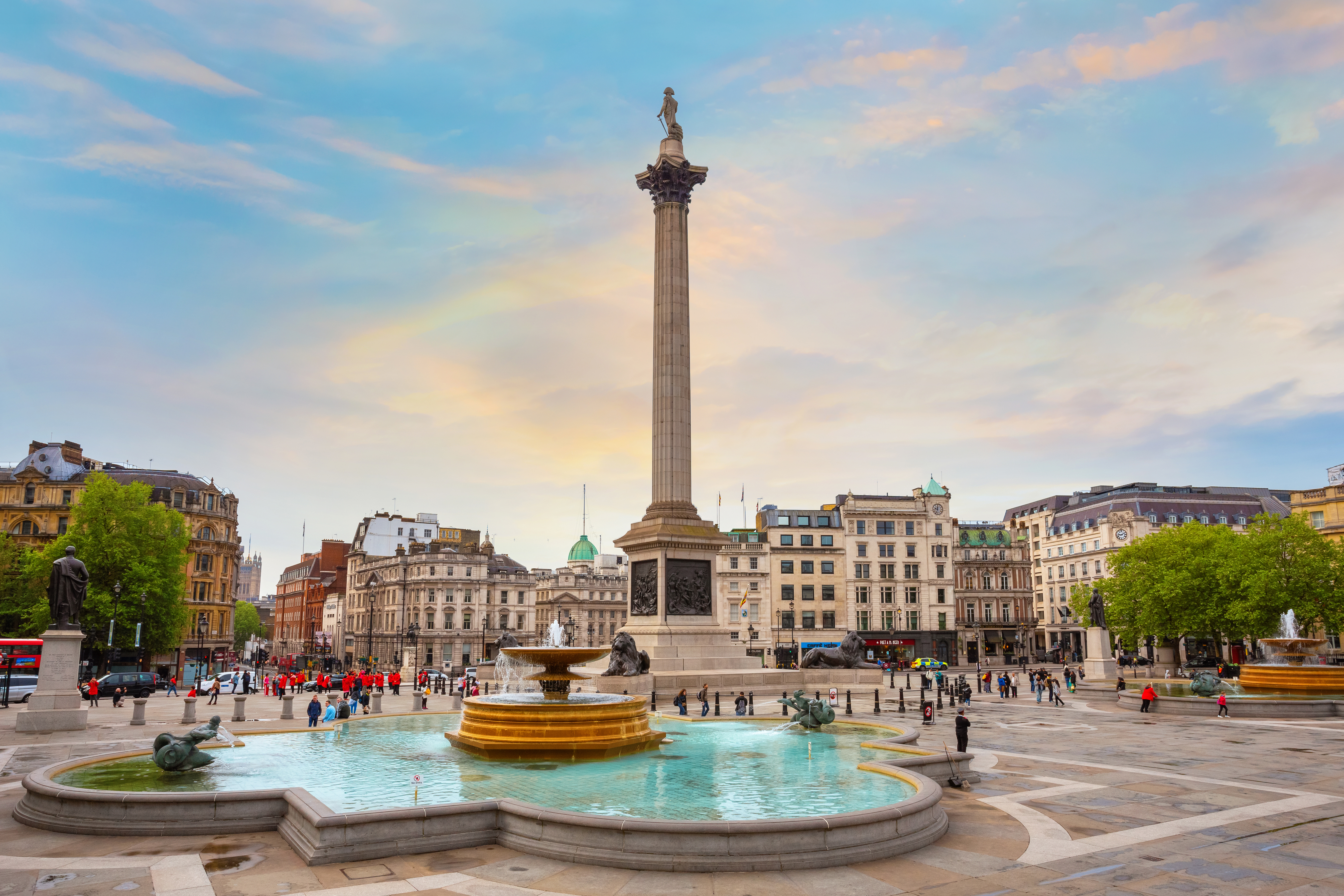 Nelson s column london. Трафальгарская площадь Нельсон. Колонна Нельсона на Трафальгарской площади. Колонна Адмирала Нельсона. Памятник Нельсону в Лондоне на Трафальгарской площади.
