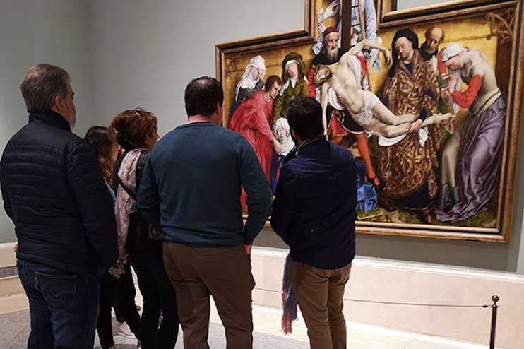 Gente mirando pintura medieval