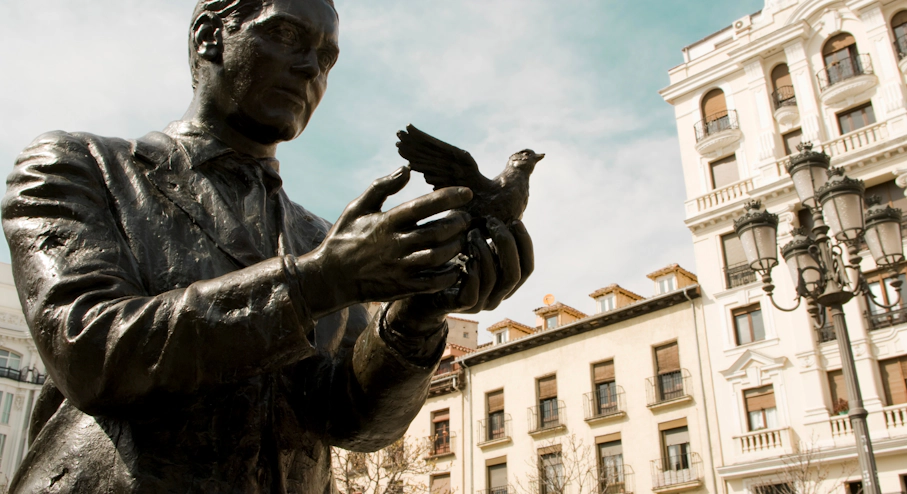 Free Tour por el Barrio de las Letras en Madrid Estatua de Lorca
