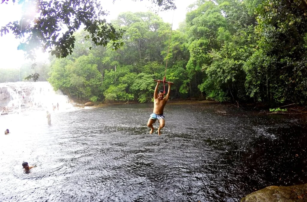 Persona lanzándose al agua