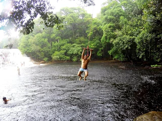 Persona en cataratas Persona lanzándose al agua